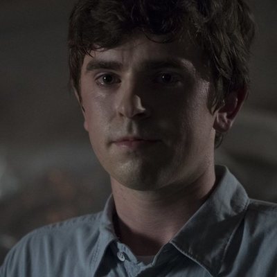 Freddie Highmore llorando en 'The Good Doctor'