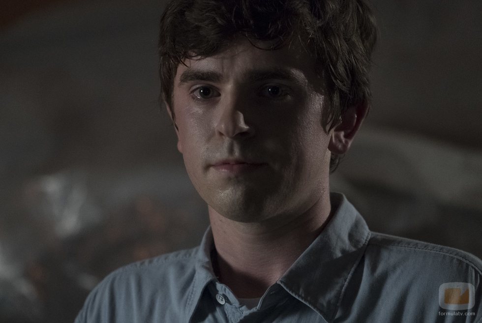Freddie Highmore llorando en 'The Good Doctor'