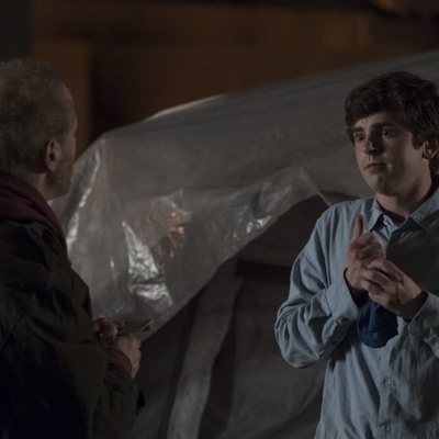 Freddie Highmore conversa con un sintecho en 'The Good Doctor'