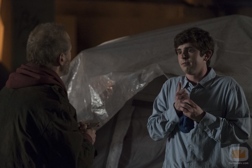Freddie Highmore conversa con un sintecho en 'The Good Doctor'