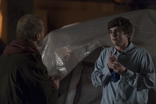 Freddie Highmore conversa con un sintecho en 'The Good Doctor'
