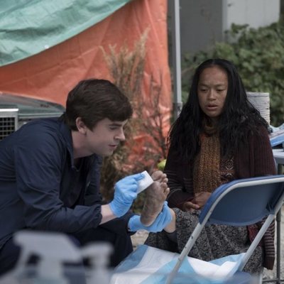 Freddie Highmore cura las heridas a una sintecho en 'The Good Doctor'