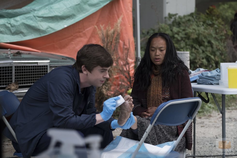 Freddie Highmore cura las heridas a una sintecho en 'The Good Doctor'