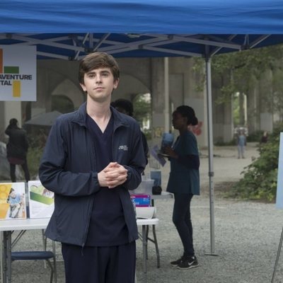Freddie Highmore en un centro de atención móvil en 'The Good Doctor'