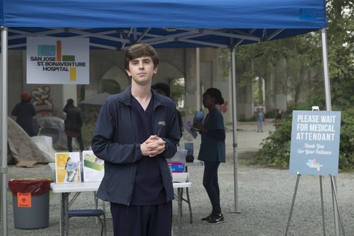 Freddie Highmore en un centro de atención móvil en 'The Good Doctor'