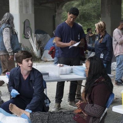 Freddie Highmore atiende a una paciente en un capítulo de 'The Good Doctor'