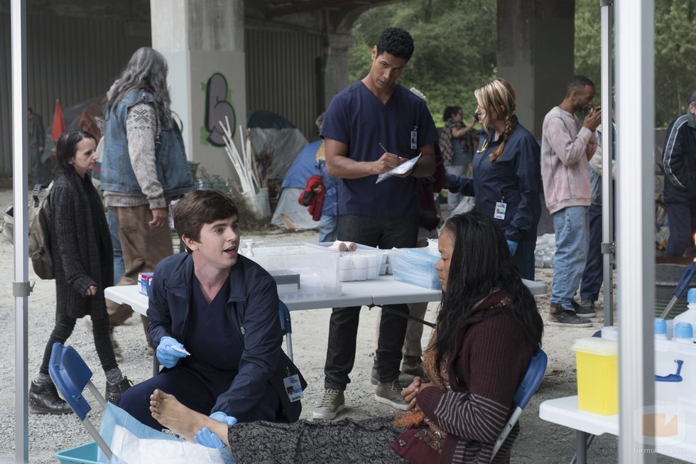 Freddie Highmore atiende a una paciente en un capítulo de 'The Good Doctor'