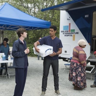 Chuku Modu y Freddie Highmore charlan en 'The Good Doctor'