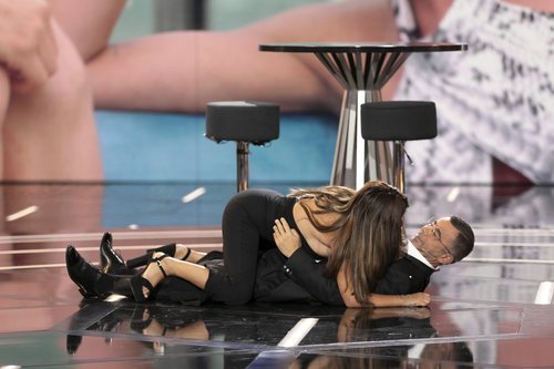Chabelita Pantoja y Jorge Javier Vázquez tirados en el suelo del plató de 'GH VIP 6' en la gala 3