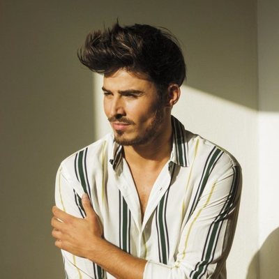 Ángel Capel posa para la promoción de su single "Si me das"