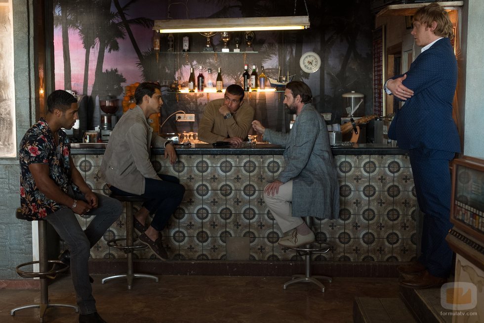 La banda de 'Snatch' reunida en torno a un anticuado bar, en la segunda temporada