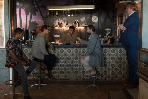 La banda de 'Snatch' reunida en torno a un anticuado bar, en la segunda temporada