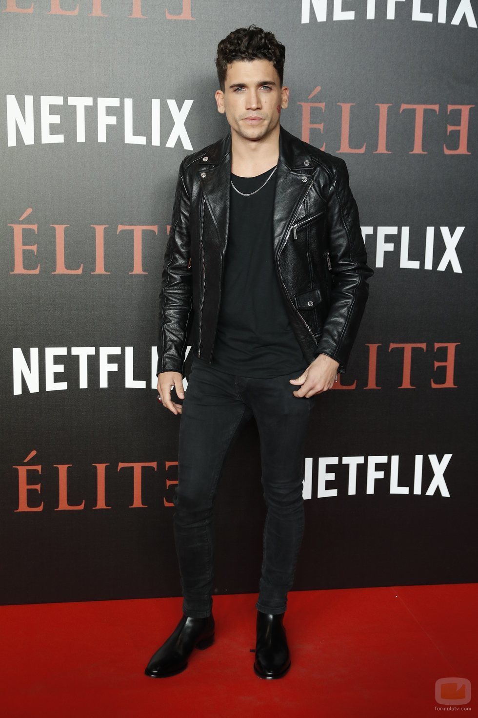 Jaime Lorente en la alfombra roja de 'Élite'