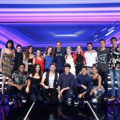 Los concursantes de 'OT 2018' junto a Roberto Leal en la Gala 2