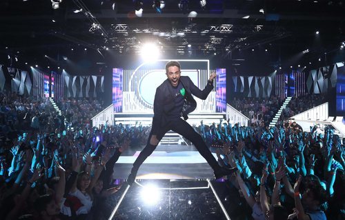 Un vital Roberto Leal rodeado del público de la Gala 2 de 'OT 2018'