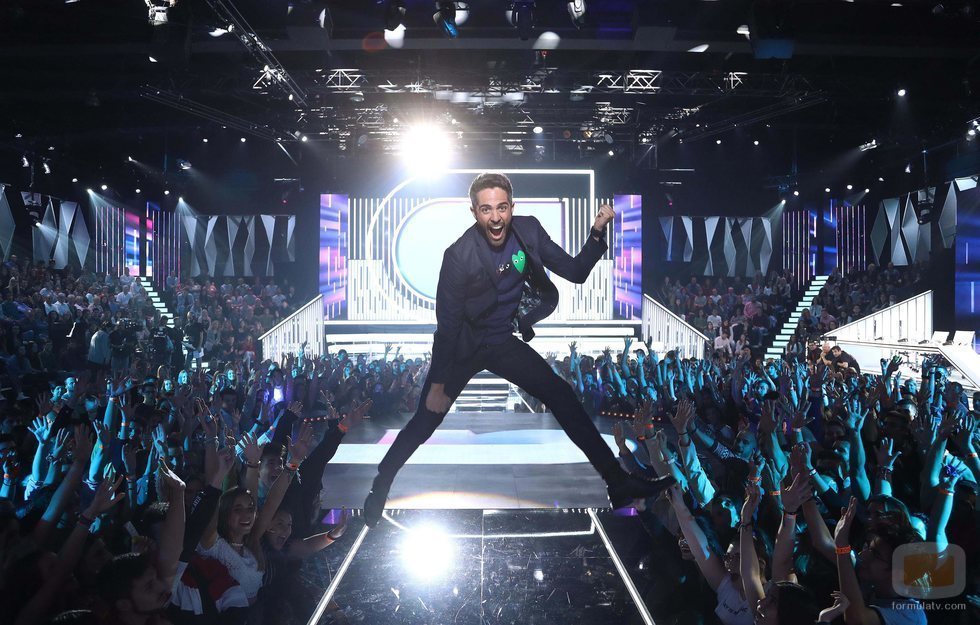 Un vital Roberto Leal rodeado del público de la Gala 2 de 'OT 2018'
