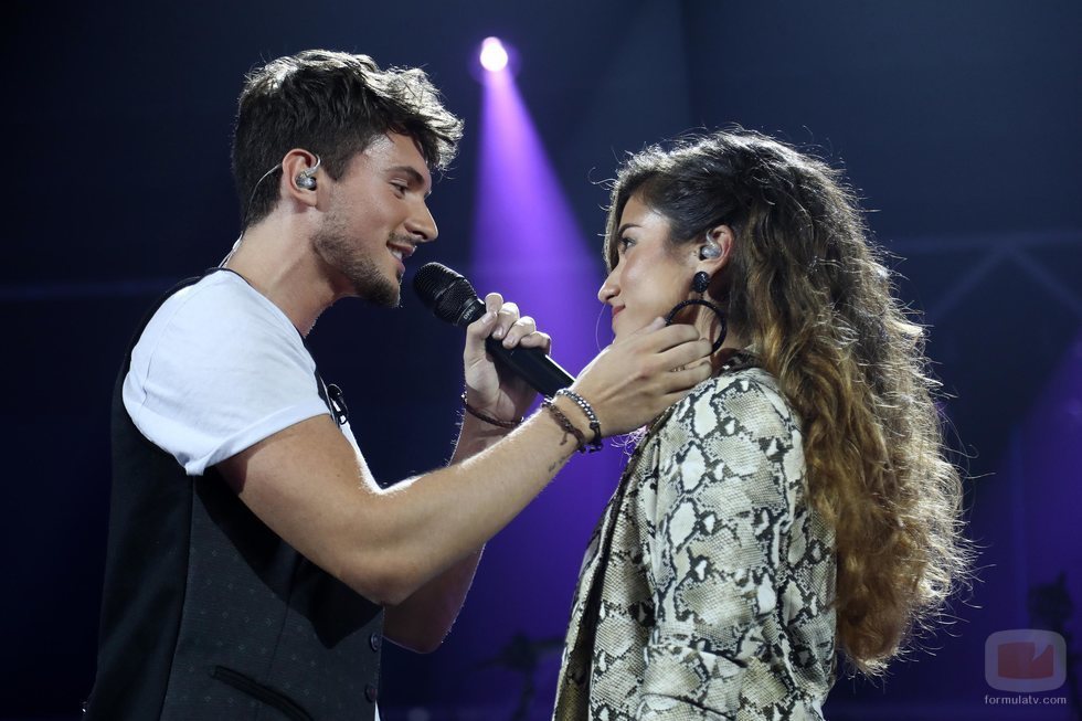 Carlos y Julia muy cercanos durante su interpretación de la Gala 2 de 'OT 2018'