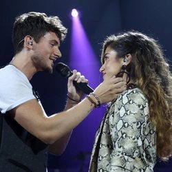 Carlos y Julia muy cercanos durante su interpretación de la Gala 2 de 'OT 2018'