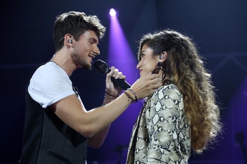 Carlos y Julia muy cercanos durante su interpretación de la Gala 2 de 'OT 2018'