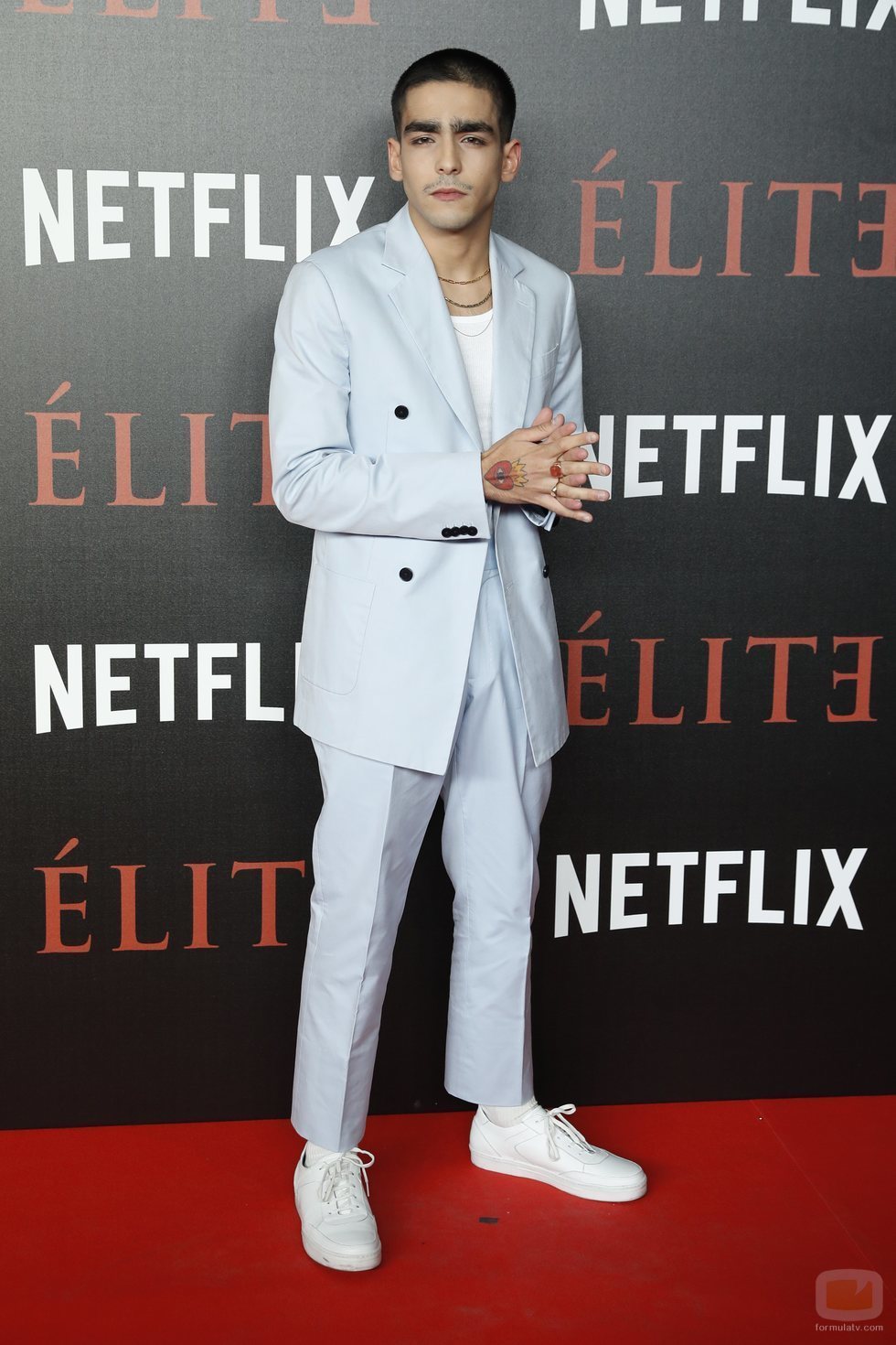 Omar Ayuso en la alfombra roja de 'Élite'