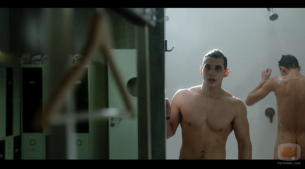 Miguel Herrán, desnudo completamente en las duchas de 'Élite'