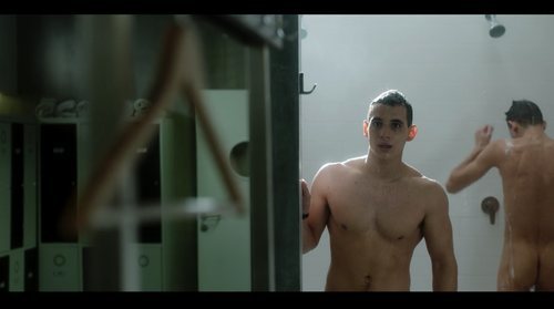 Miguel Herrán, desnudo completamente en las duchas de 'Élite'