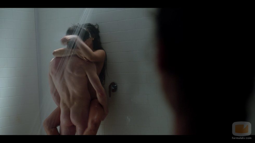 Guzmán y Lucrecia mantienen sexo en la ducha totalmente desnudos en 'Élite'