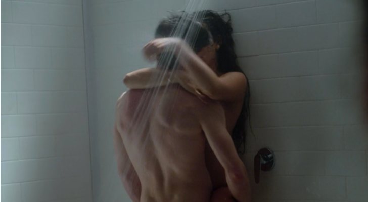 Guzmán y Lucrecia mantienen sexo en la ducha totalmente desnudos en 'Élite'