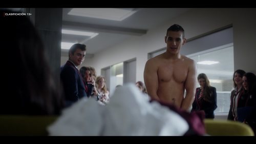 Miguel Herrán sin camiseta en Las Encinas de 'Élite'