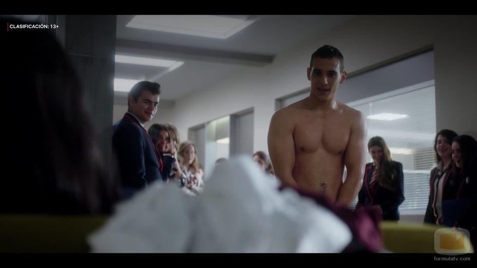 Miguel Herrán sin camiseta en Las Encinas de 'Élite'