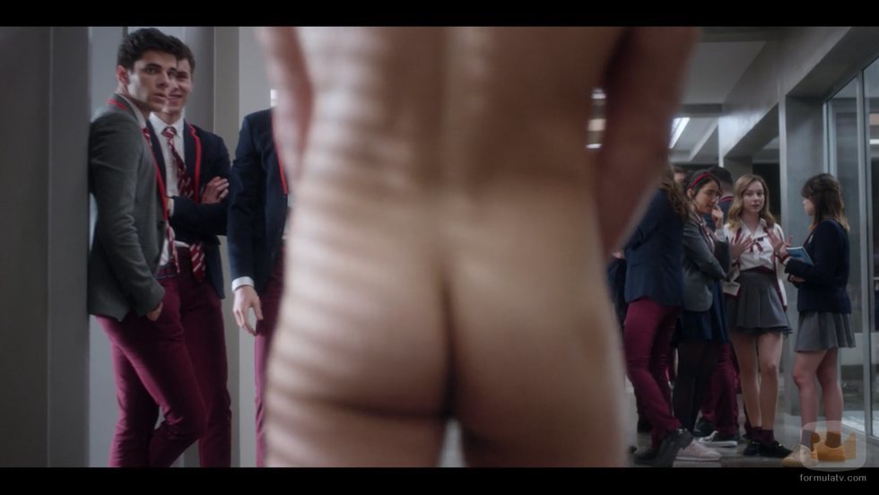 Miguel Herrán totalmente desnudo en los pasillos de 'Élite'