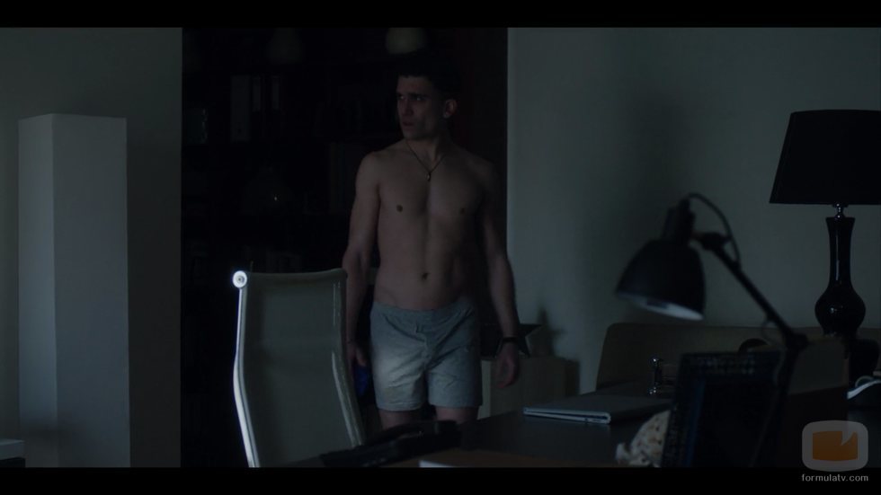 Jaime Lorente, muy sexy y sin camiseta en 'Élite'