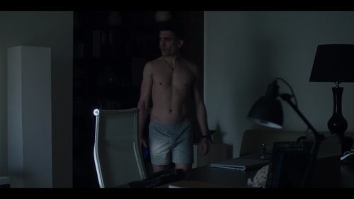 Jaime Lorente, muy sexy y sin camiseta en 'Élite'