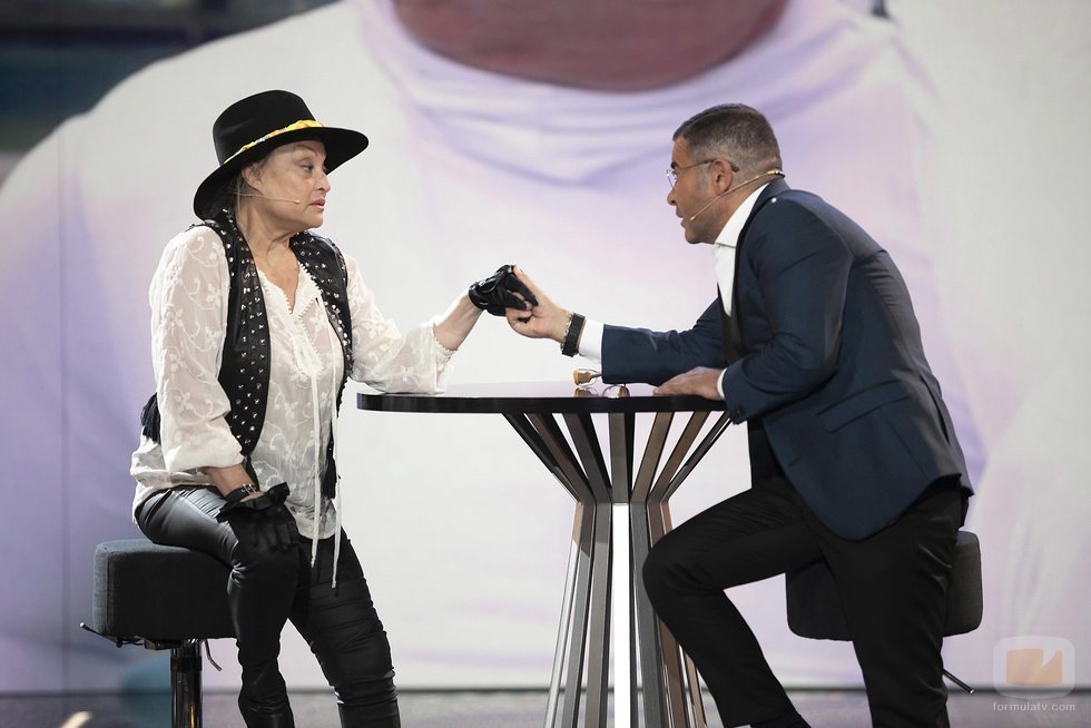 Jorge Javier Vázquez recibiendo a Aramís Fuster en la Gala 4 de 'GH VIP 6'