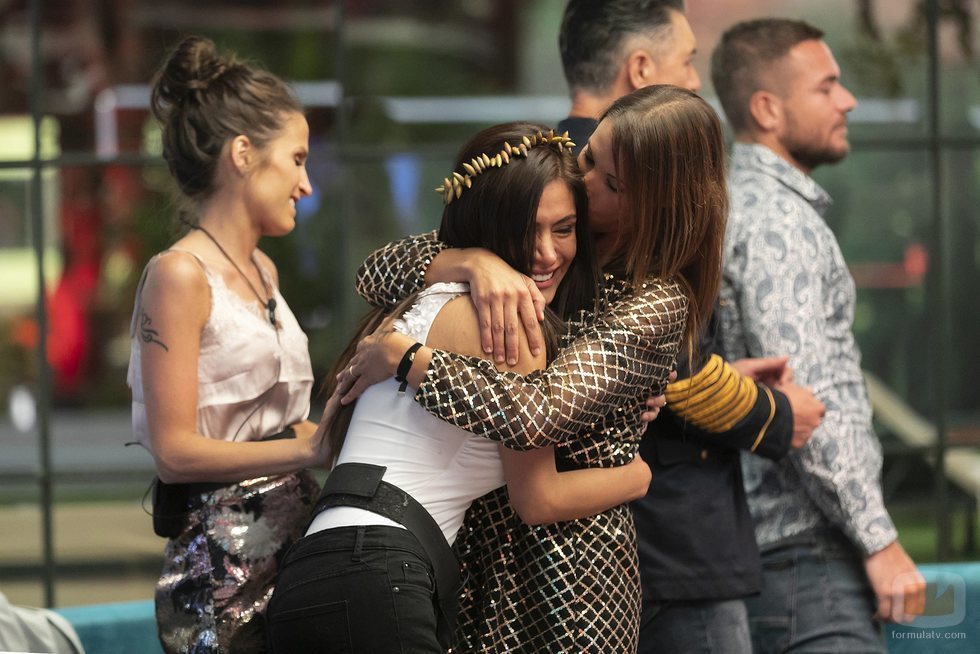 Miriam Saavedra se abraza con Techi en la Gala 4 de 'GH VIP 6'