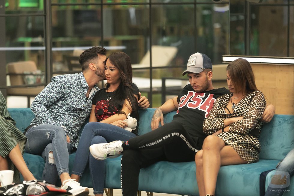 Omar Montes enfadado mientras Suso besa a Aurah en la Gala 4 de 'GH VIP 6'