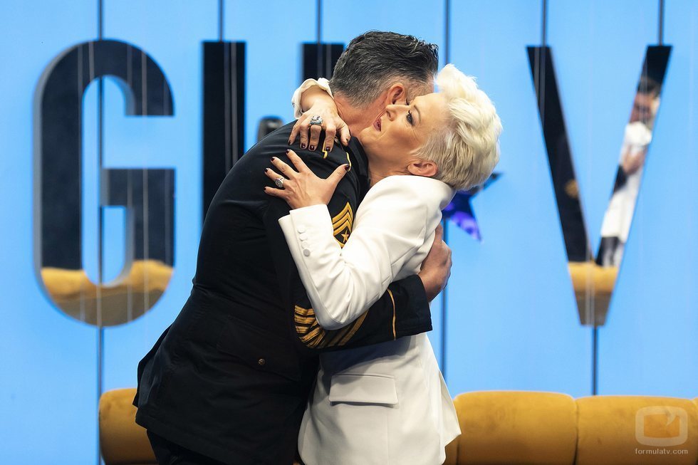 Ángel Garó abrazando a su hermana Olga en la Gala 4 de 'GH VIP 6'