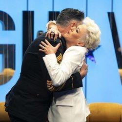 Ángel Garó abrazando a su hermana Olga en la Gala 4 de 'GH VIP 6'
