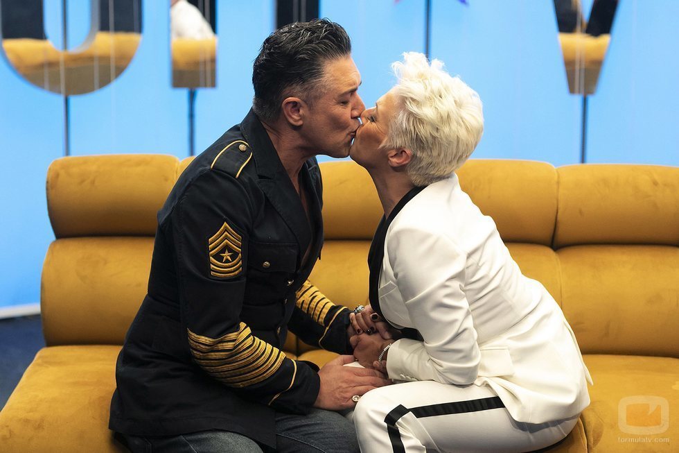 Ángel Garó besa en la boca a su hermana en la Gala 4 de 'GH VIP 6'