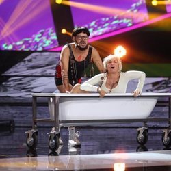 José Corbacho y Silvia Abril cantando "Cómeme el donut" en la Gala 3 de 'Tu cara me suena 7'