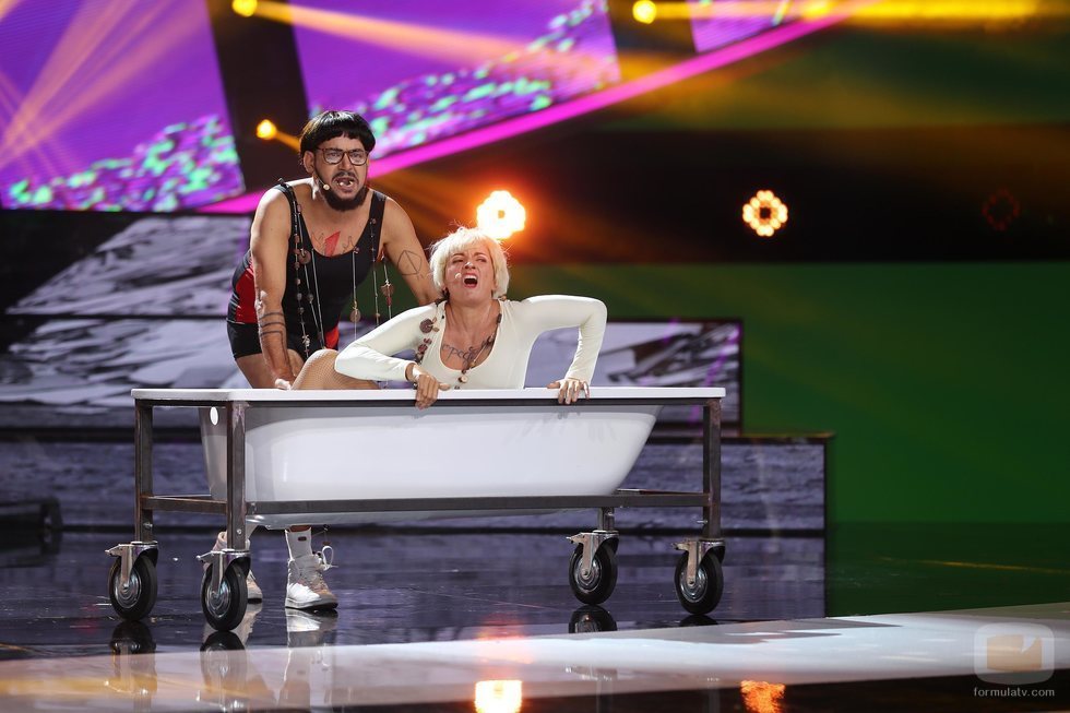 José Corbacho y Silvia Abril cantando "Cómeme el donut" en la Gala 3 de 'Tu cara me suena 7'