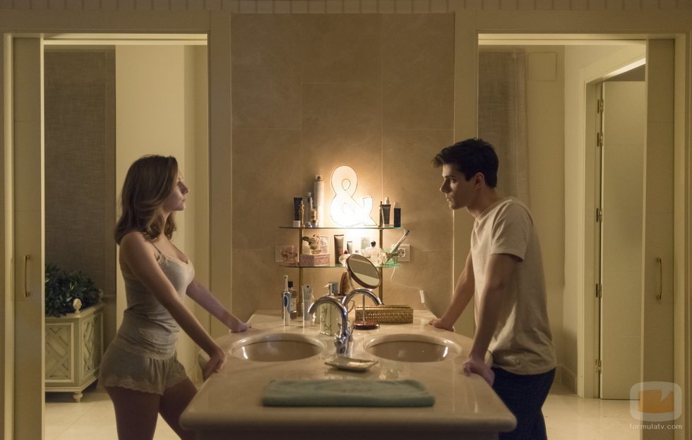 Carla y Polo en una escena en el baño en 'Élite'
