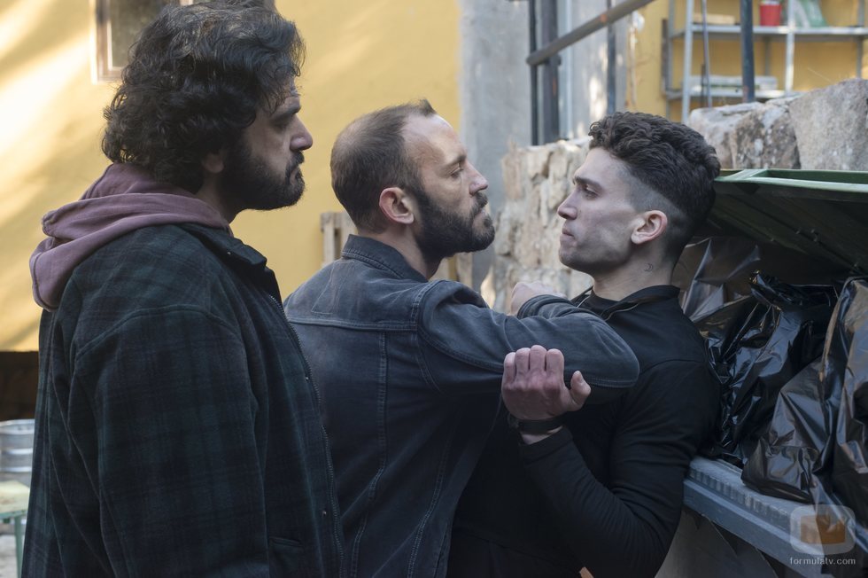 Unos matones arreglan cuentas con Nano en la primera temporada de 'Élite'