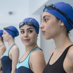 Lucrecia mira a Nadia en una escena en la piscina en la primera temporada de 'Élite'