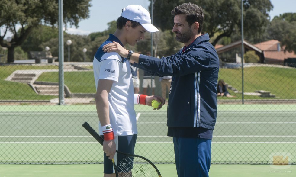Ander junto a su padre en una escena de la primera temporada de 'Élite'