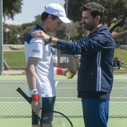 Ander junto a su padre en una escena de la primera temporada de 'Élite'