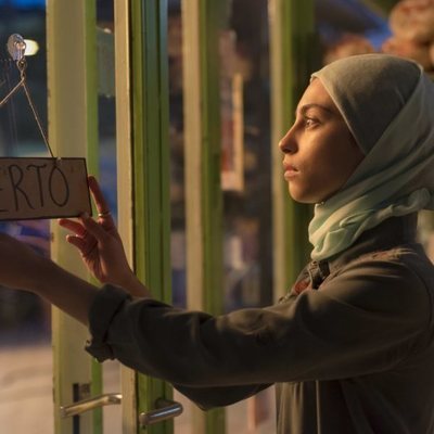 Nadia en el negocio familiar en una escena de la primera temporada de 'Élite'