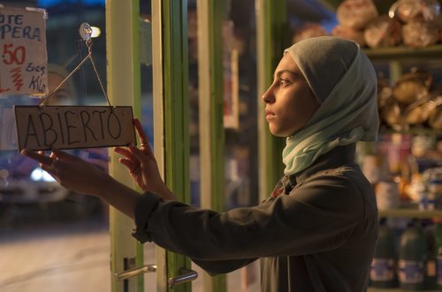 Nadia en el negocio familiar en una escena de la primera temporada de 'Élite'