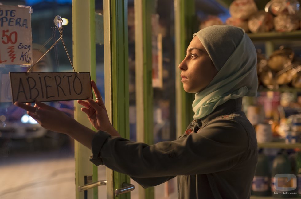 Nadia en el negocio familiar en una escena de la primera temporada de 'Élite'