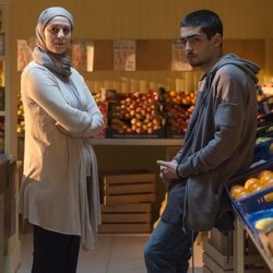 Omar junto a su madre en el negocio familiar en la primera temporada de 'Élite'